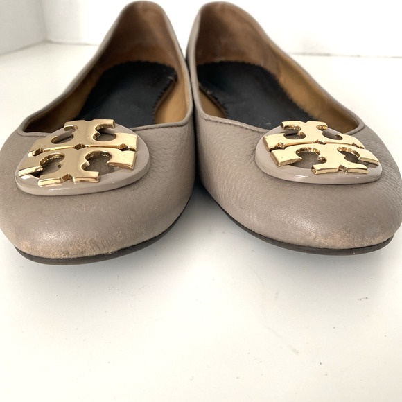 Tory Burch Claire Ballet Flat French Gray Tumbled Leather Round Toe Gold Logo 9 - Picture 10 of 13
